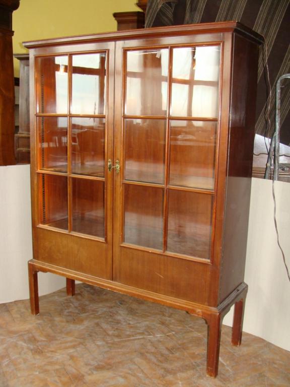 WITRYNA SKLEPOWA Z PODŚWIETLENIEM, OKL. MAHOŃ